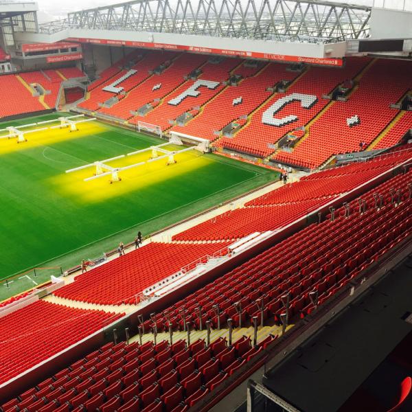Die Tribünen an der Anfield Road vor dem Anpfiff